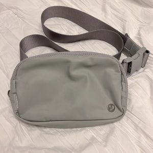 Lululemon Everywhere Belt Bag - Silver Drop